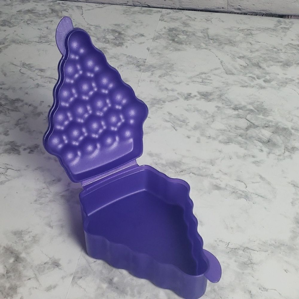 Tupperware Purple Grape Container - Picture 5 of 7